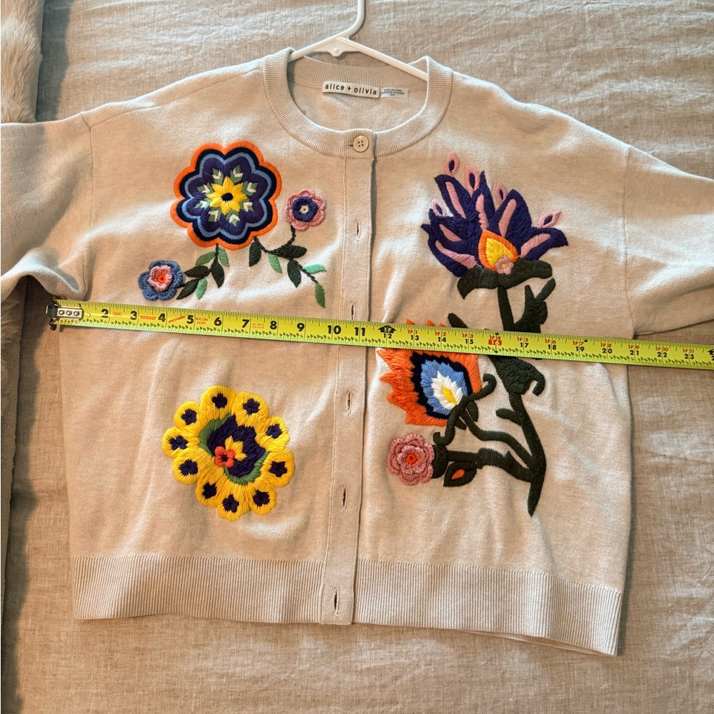 Alice + Olivia Beige Embroidered Floral Button Cardigan / Size M - Picture 14 of 16